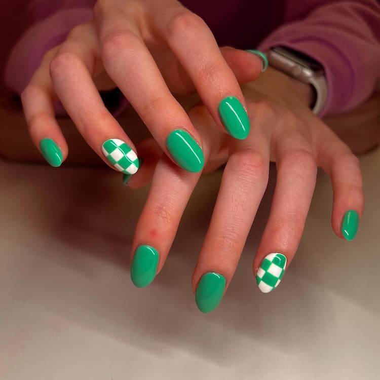 Uñas de tablero de ajedrez verde