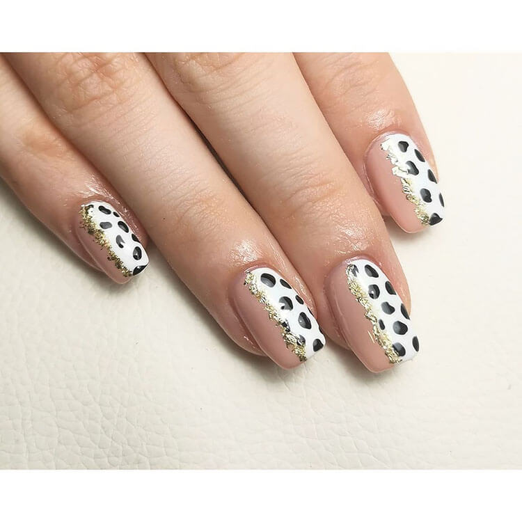 uñas con estampado de vaca con purpurina