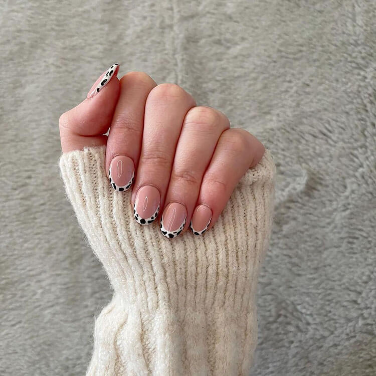 uñas con estampado de vaca de punta francesa